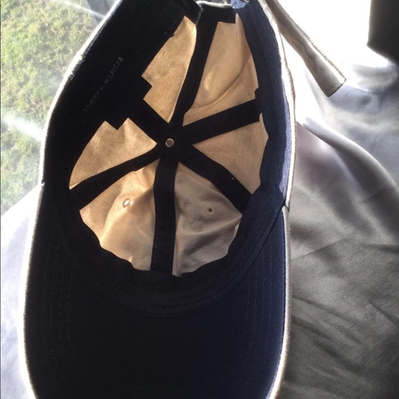 Tommy Hilfiger hat - Picture 4 of 5